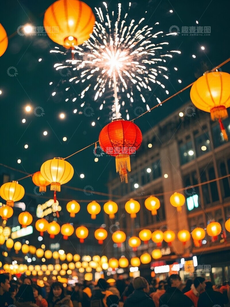 高清大图下载【趣麦麦图】夜市灯笼与烟花下的欢聚时刻