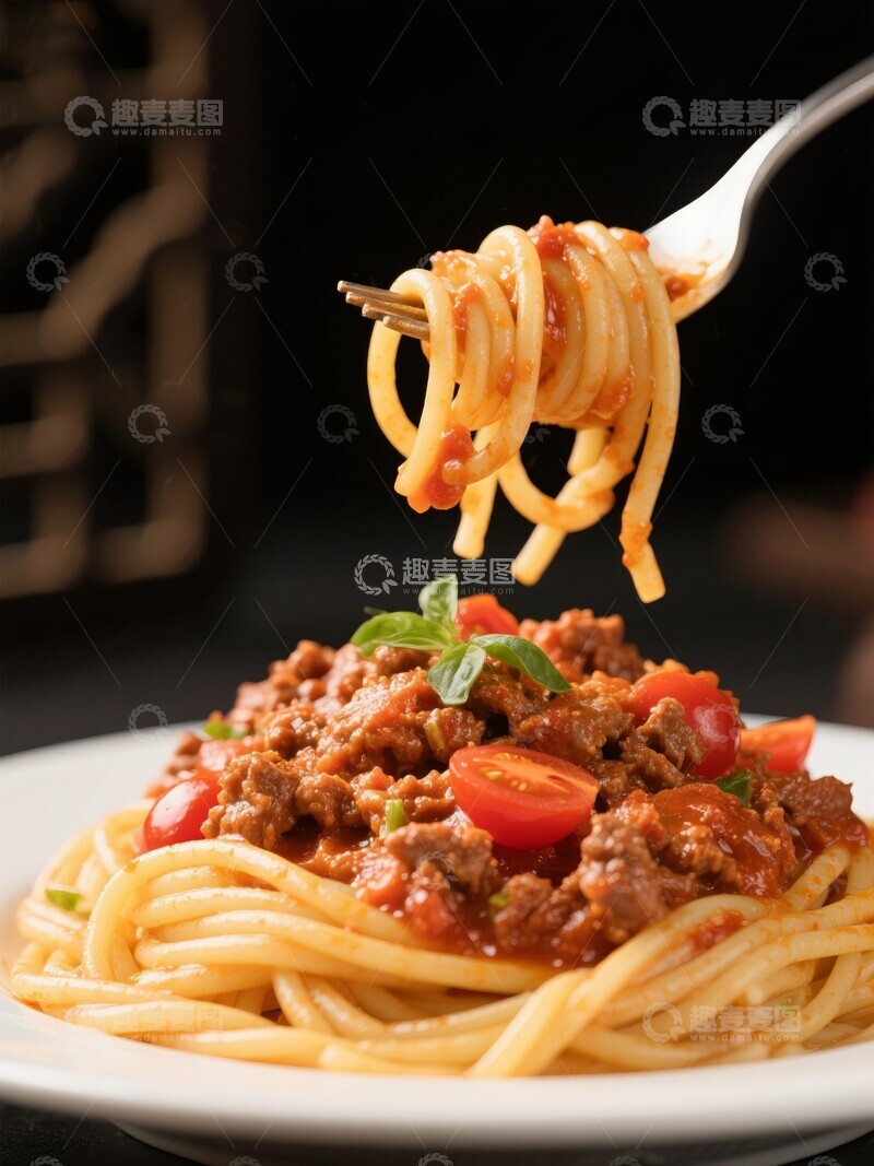 高清大图下载【趣麦麦图】叉子挑起的意大利面配肉酱特写