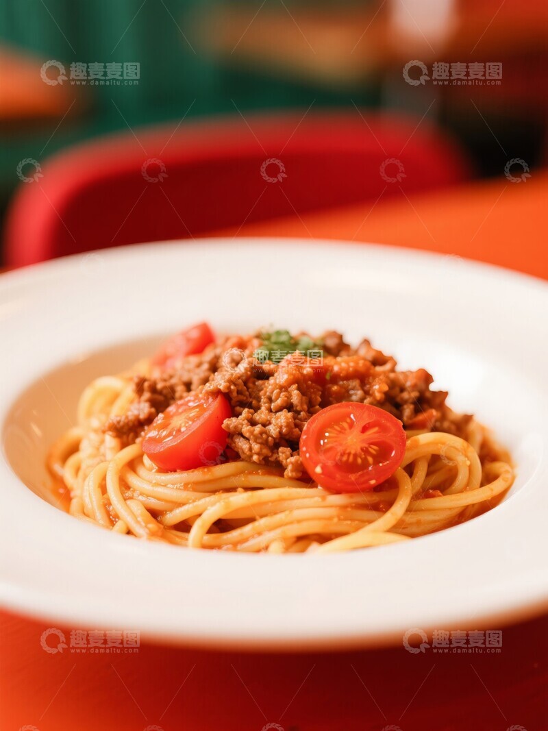 高清大图下载【趣麦麦图】意大利面配传统肉酱撒上香草