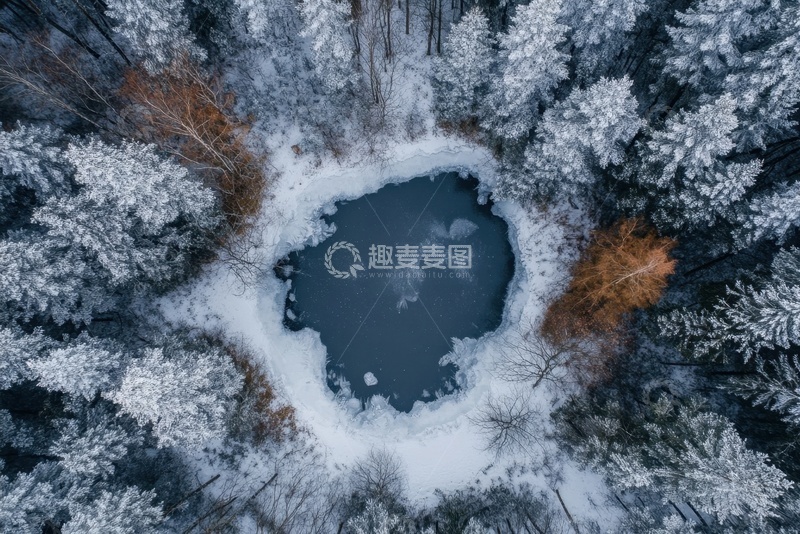 高清大图下载【趣麦麦图】冬季森林里的湖泊美景
