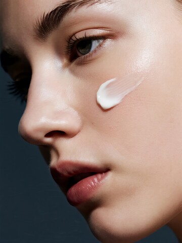 女性面部涂抹护肤品