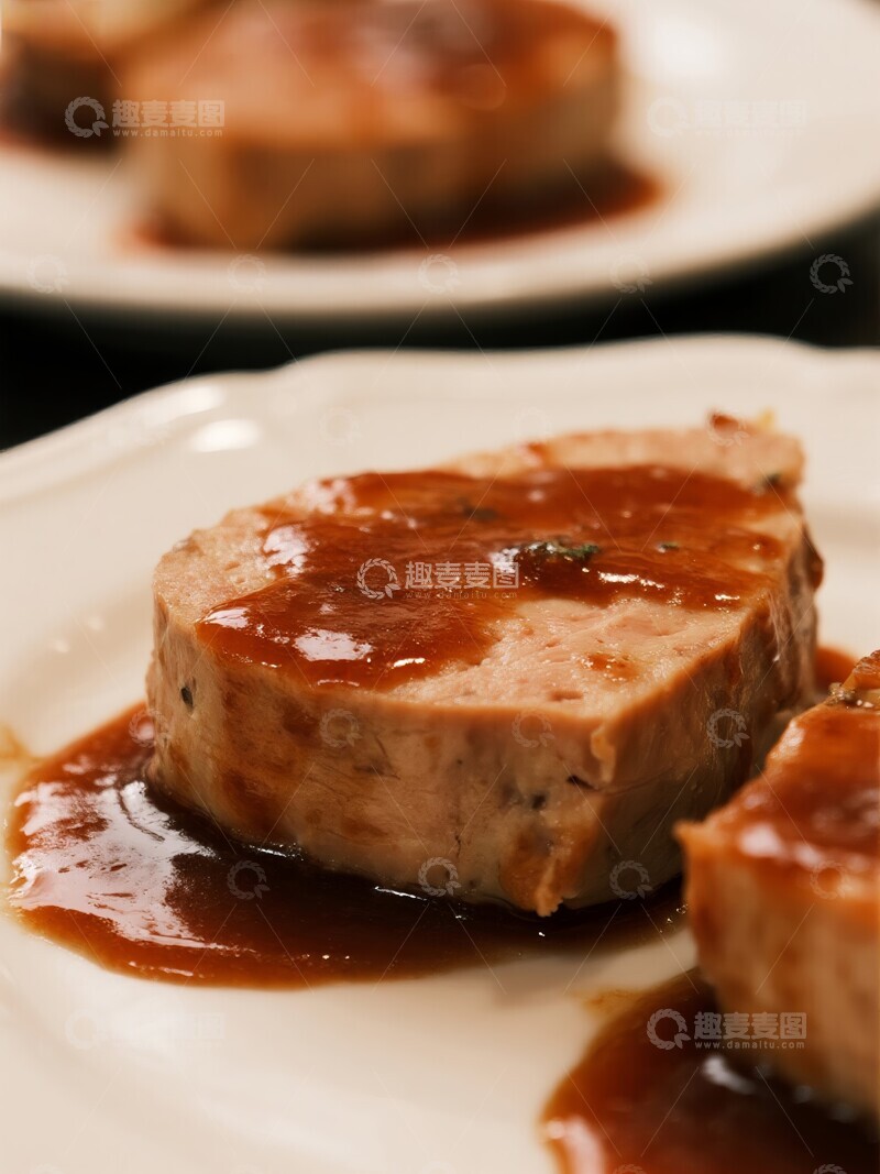 高清大图下载【趣麦麦图】煎制鹅肝配酱汁美食特写