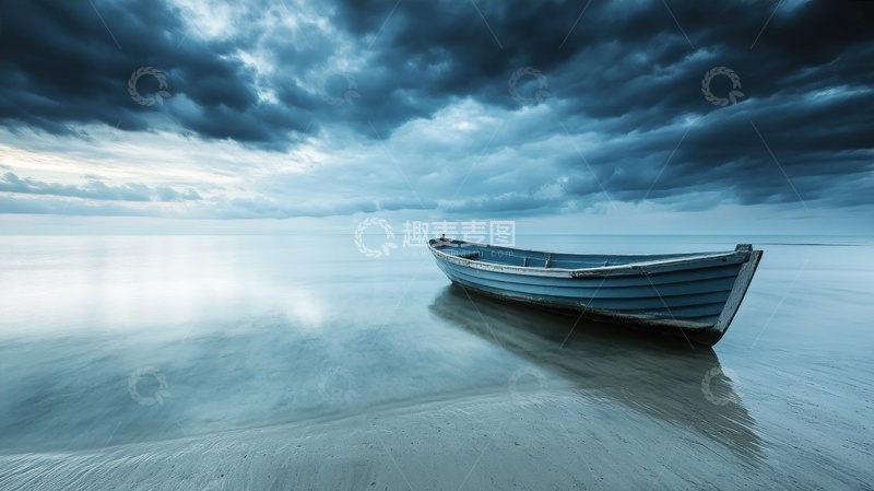 高清大图下载【趣麦麦图】阴雨天停靠在湖边的小木船