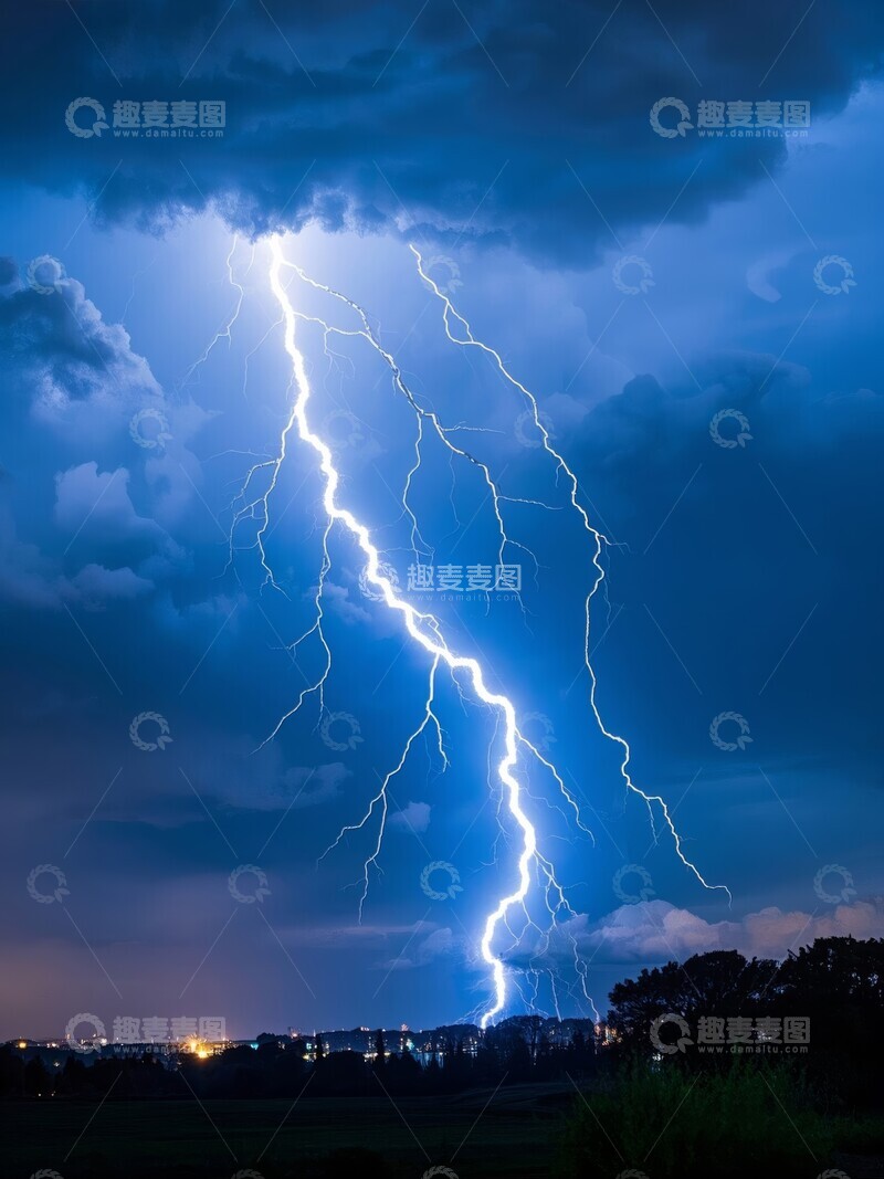 高清大图下载【趣麦麦图】夜空中的闪电与云层