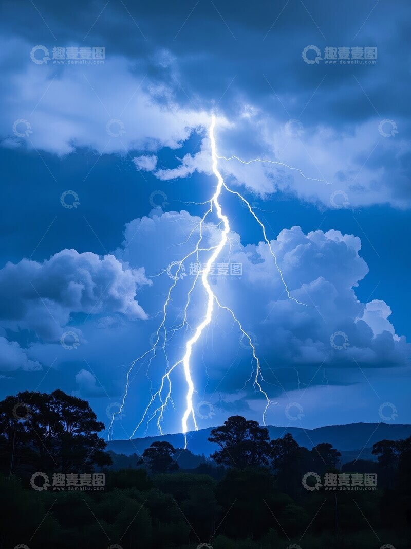 高清大图下载【趣麦麦图】夜空中的白色闪电与云层