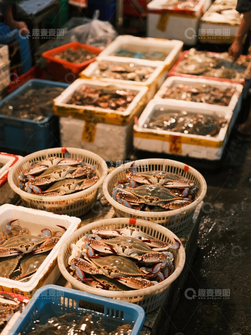 海鲜市场中的鲜活螃蟹