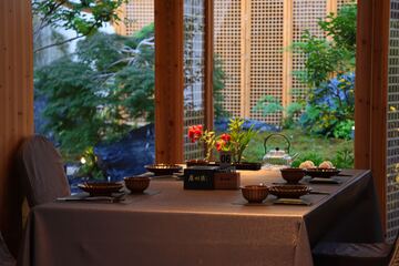 中餐厅窗前桌子环境图