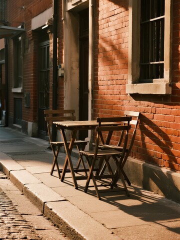 街角的木质桌椅与红砖墙