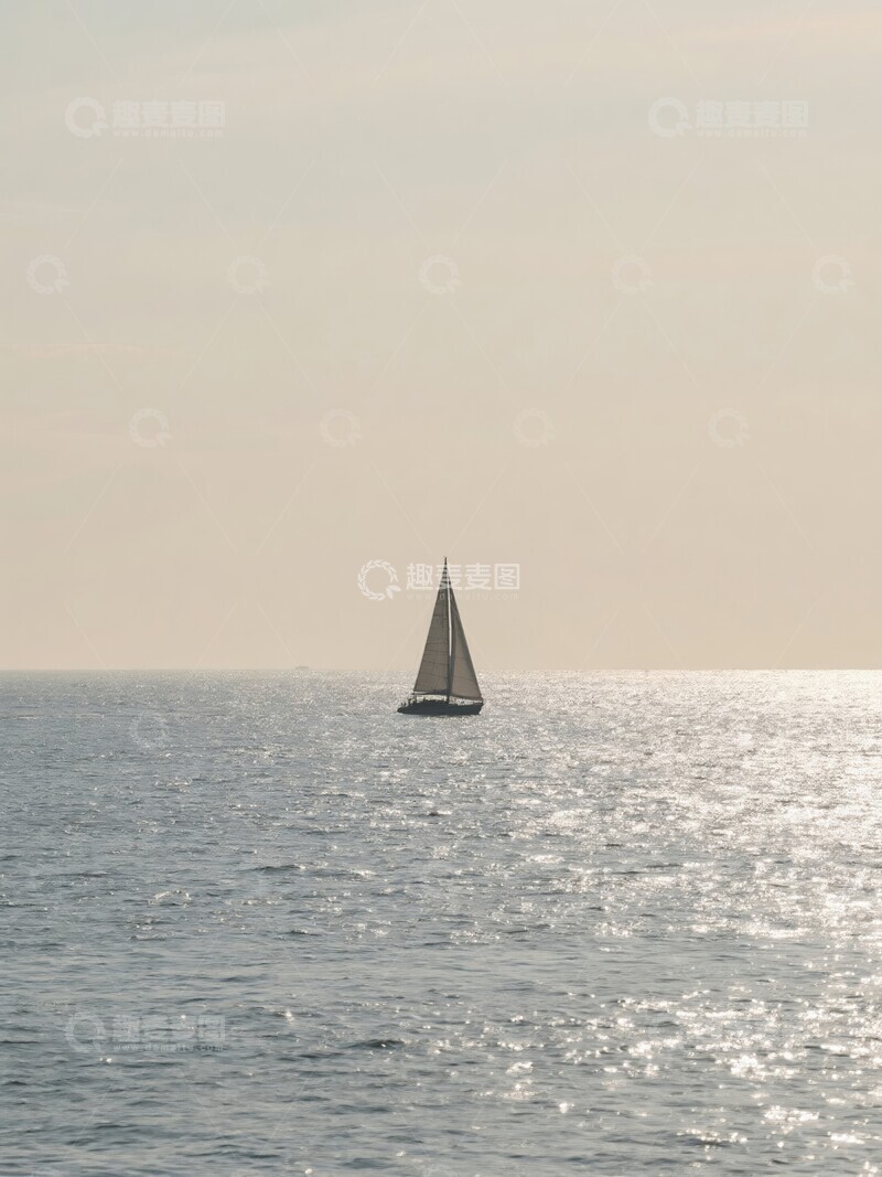高清大图下载【趣麦麦图】帆船在广阔海面上航行