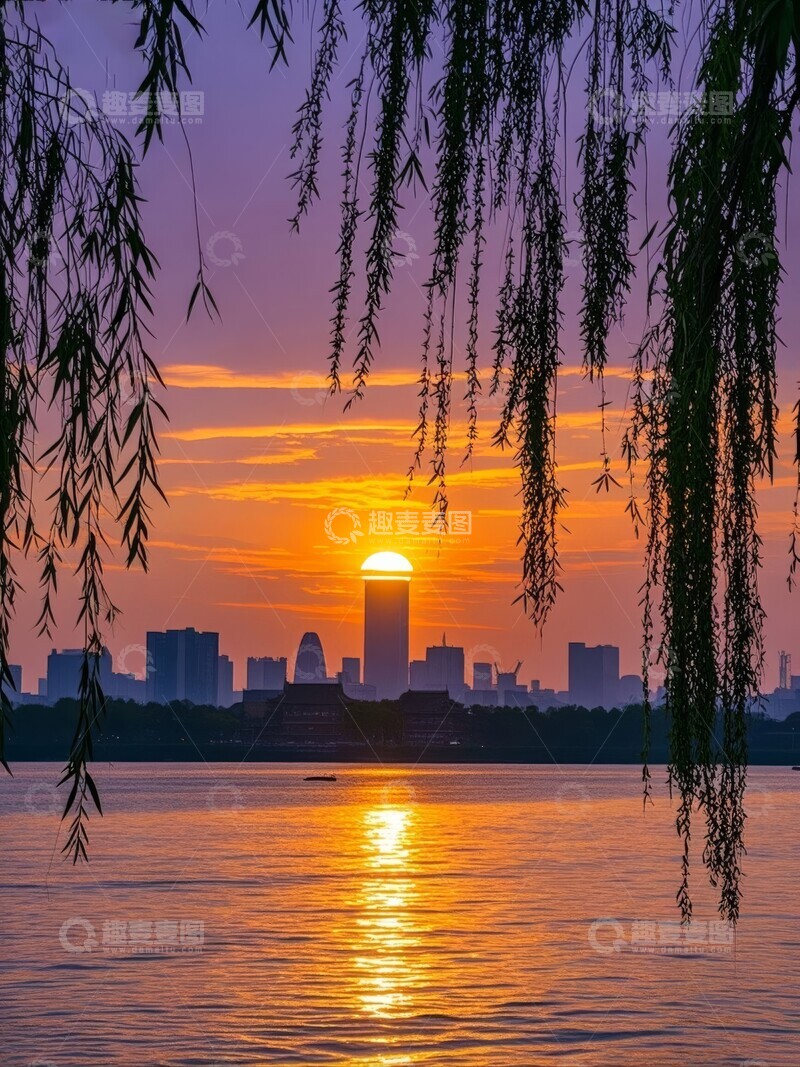 高清大图下载【趣麦麦图】晚霞映照城市剪影与湖面