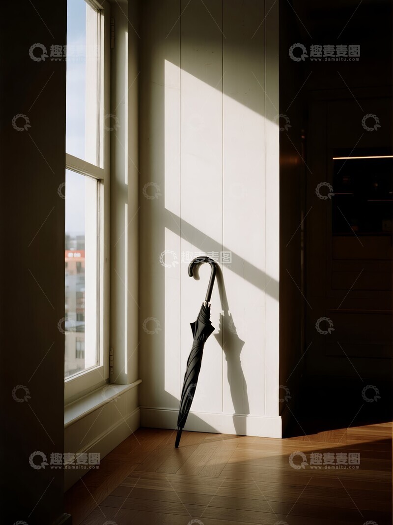 高清大图下载【趣麦麦图】阳光透过窗户照到房中的雨伞上