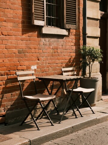 简约木质桌椅与红砖墙