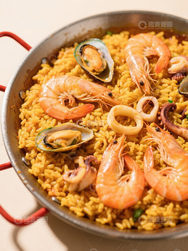 高清大图下载【趣麦麦图】海鲜饭特写：虾、鱿鱼和贻贝的美味组合
