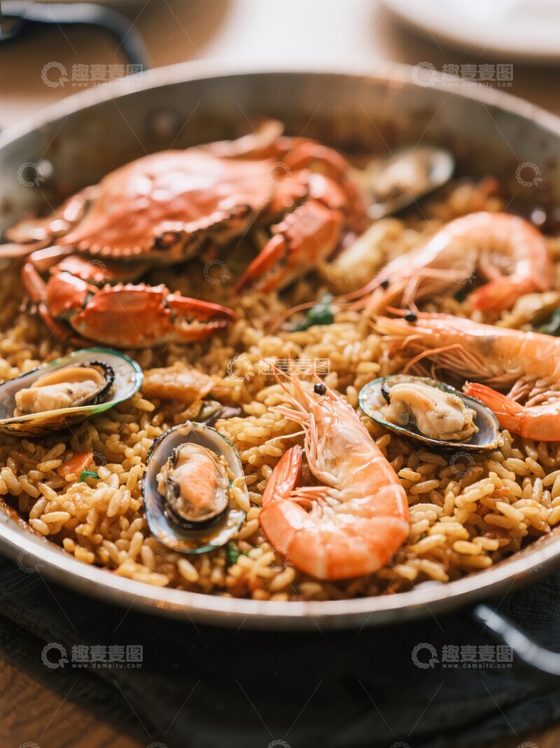 高清大图下载【趣麦麦图】海鲜饭特写：螃蟹、虾和贻贝的美味组合