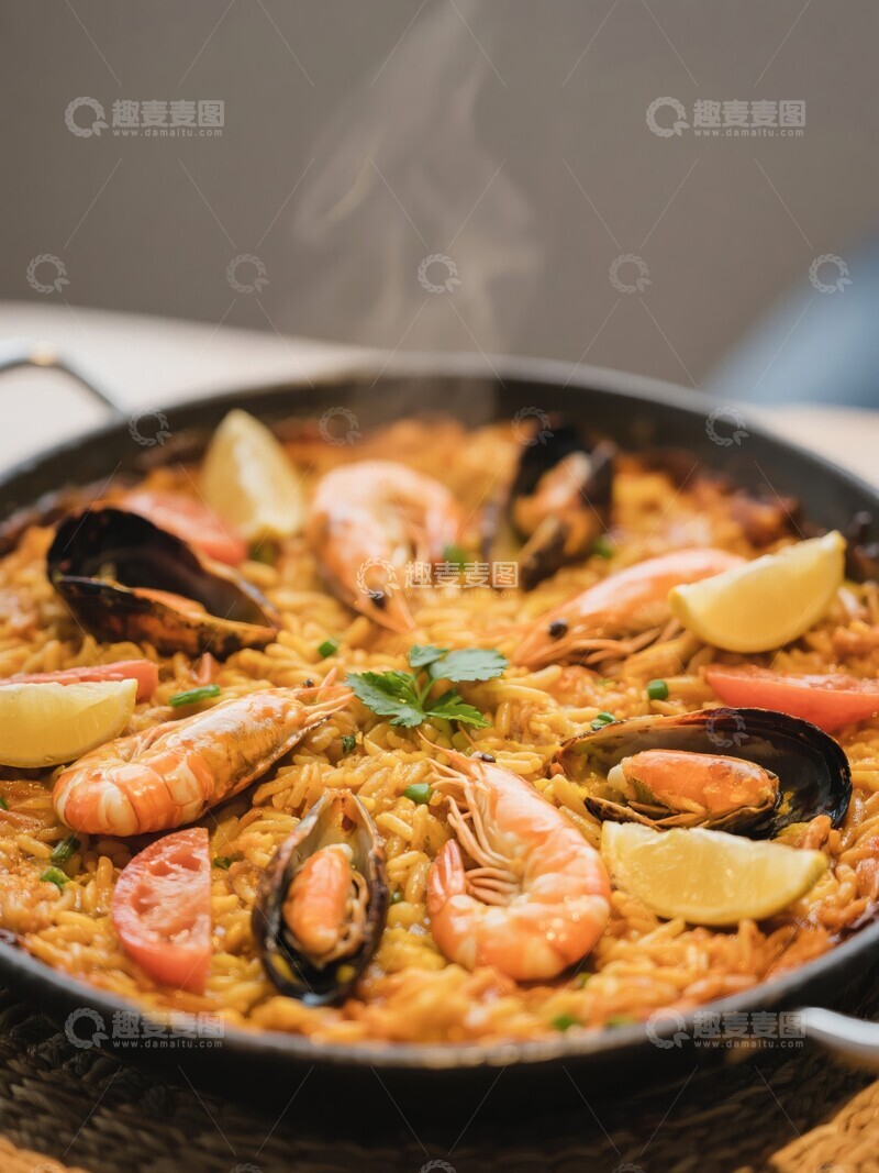 高清大图下载【趣麦麦图】热腾腾的海鲜饭，色彩丰富诱人