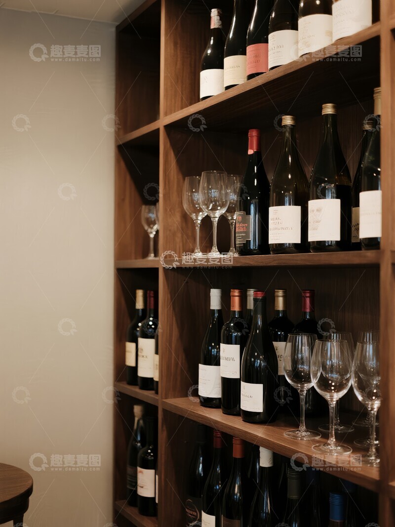 高清大图下载【趣麦麦图】酒架上的酒瓶与酒杯