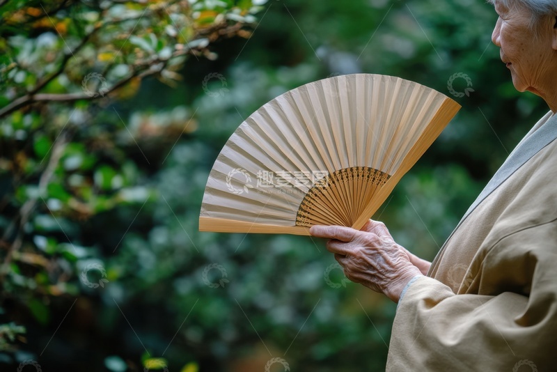 高清大图下载【趣麦麦图】拿着折扇的老人