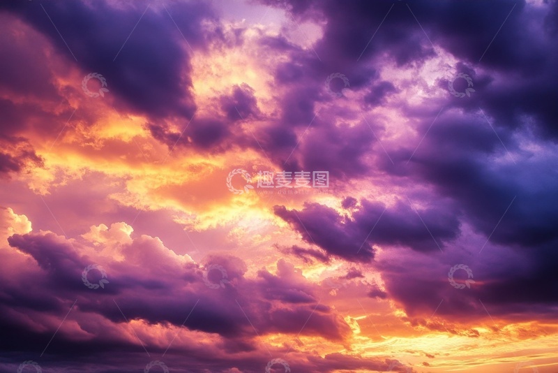 高清大图下载【趣麦麦图】紫金色的云朵风景