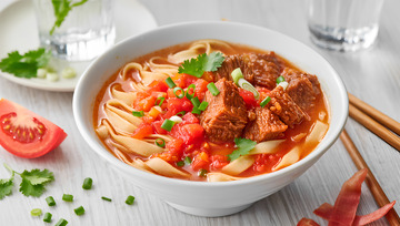 美味西红柿牛腩面美食摄影