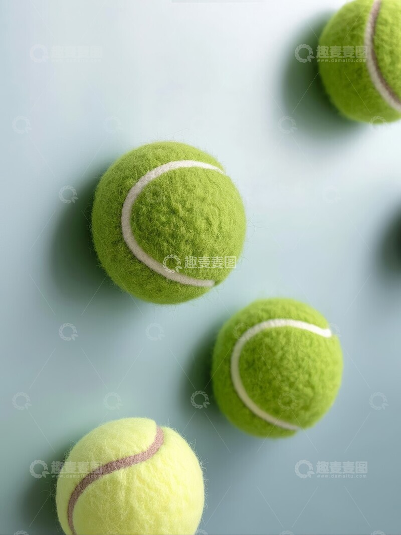 高清大图下载【趣麦麦图】绿色网球散落于浅色背景