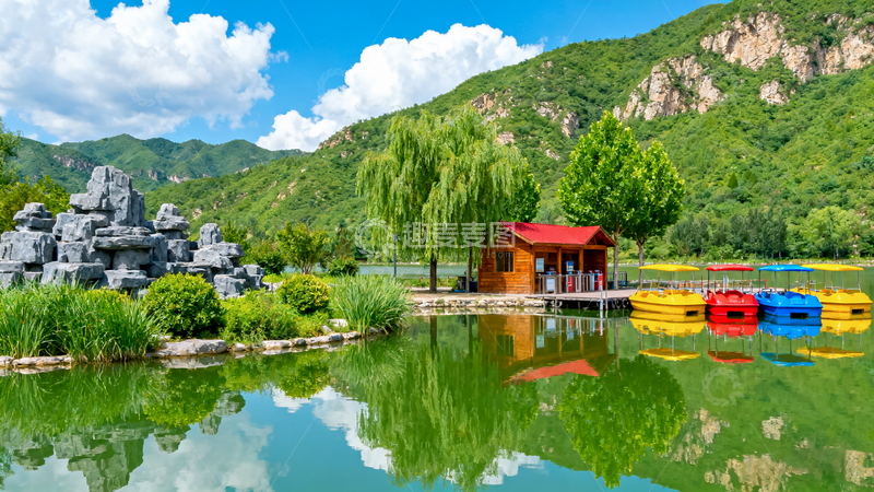 高清大图下载【趣麦麦图】湖水清澈倒映着岸边的绿树红顶小屋脚踏船