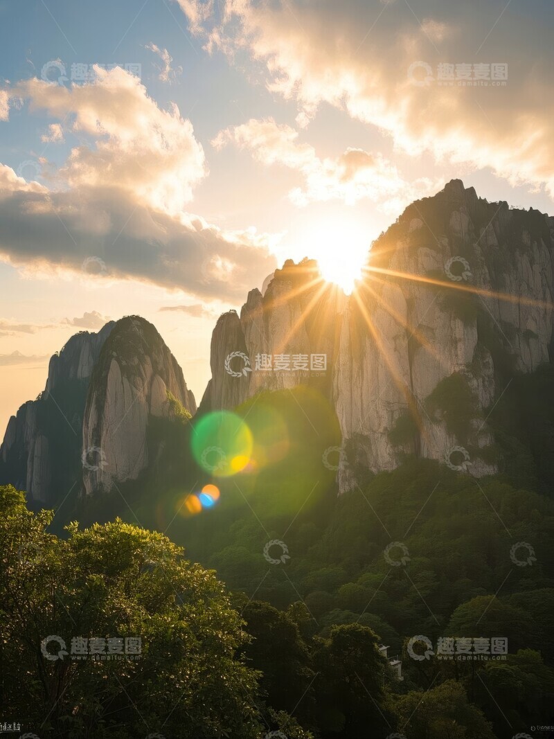 高清大图下载【趣麦麦图】夕阳映照下的山峰与森林