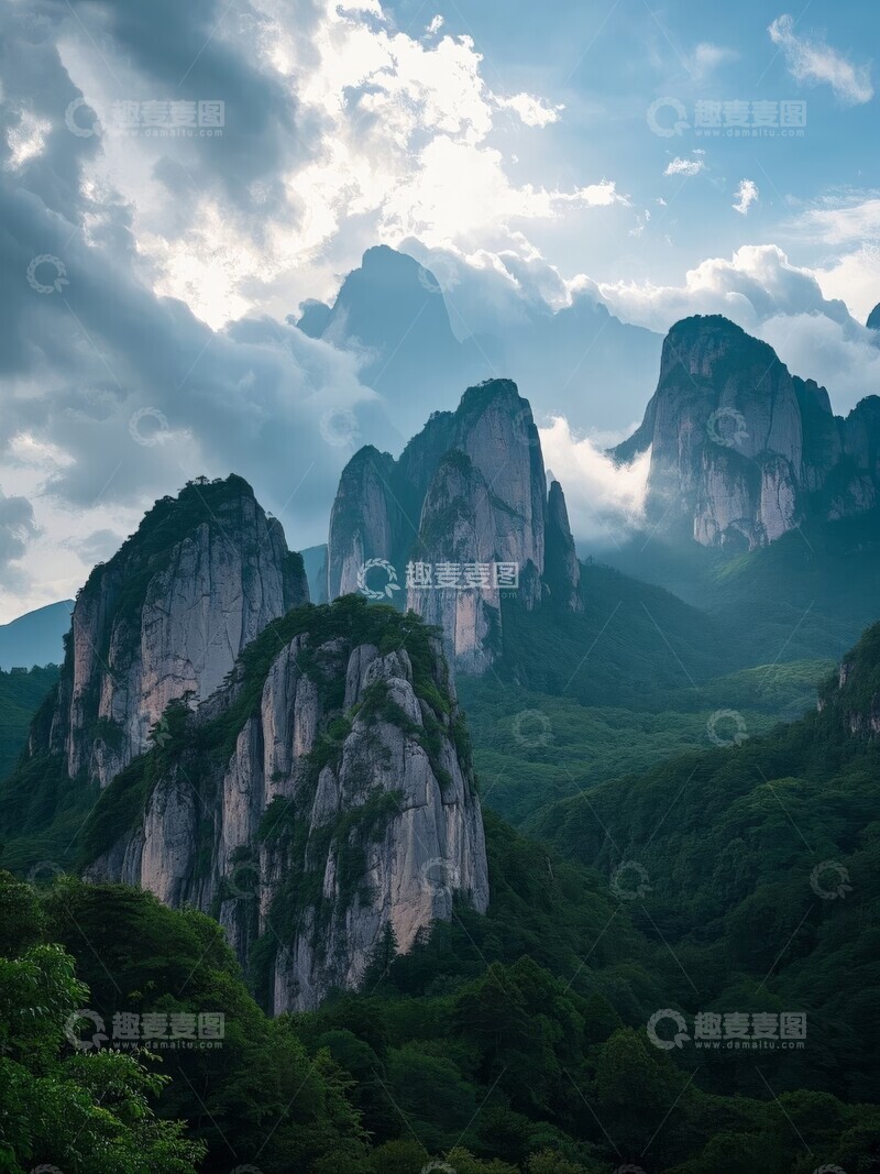 高清大图下载【趣麦麦图】云雾缭绕的山峰与茂密森林