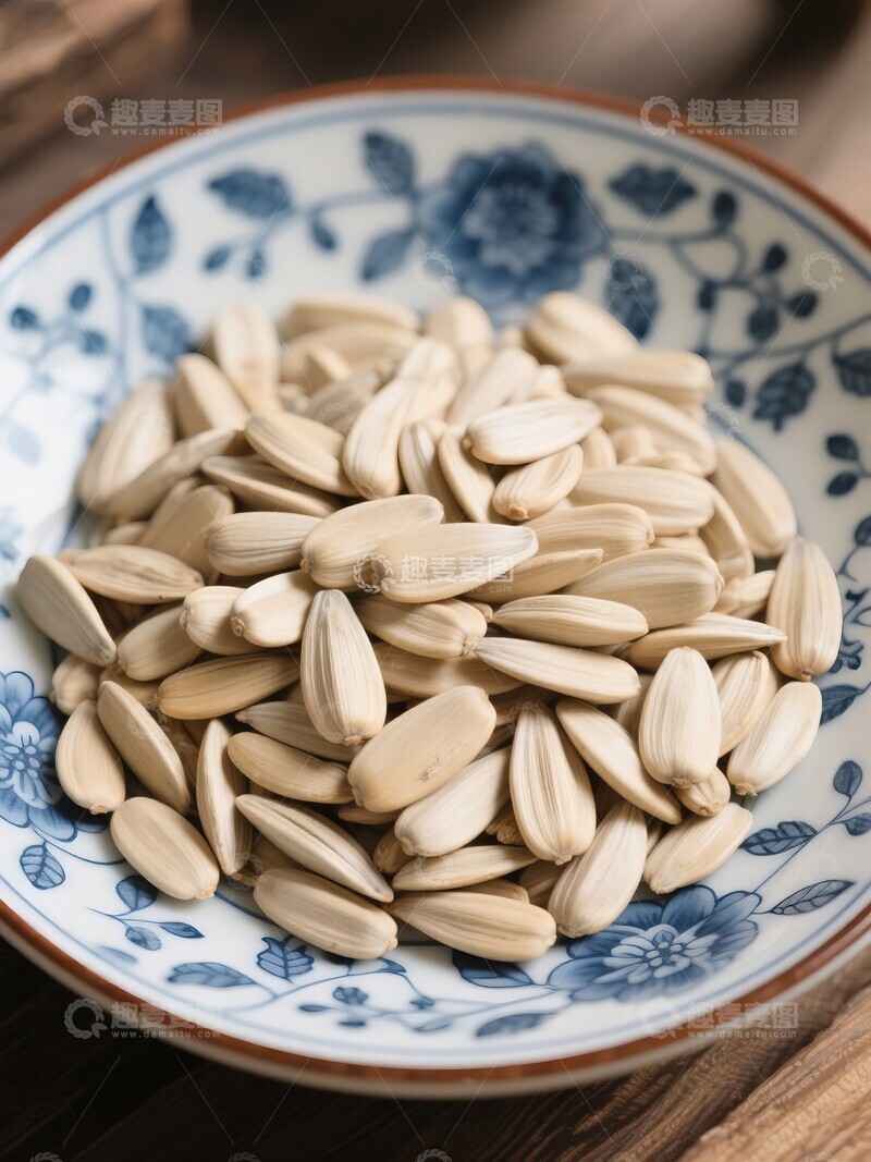高清大图下载【趣麦麦图】青花瓷盘中的五香瓜子