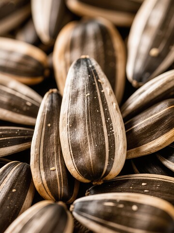 盘中堆叠摆放的葵花籽