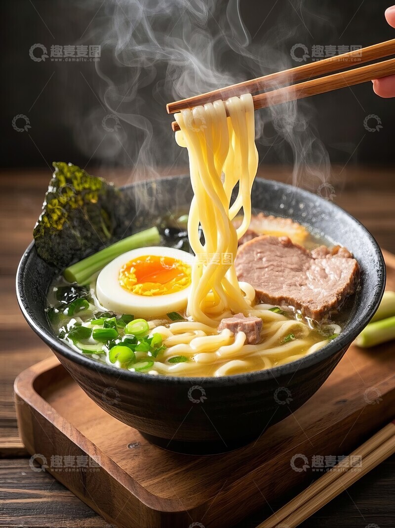 高清大图下载【趣麦麦图】日式拉面配叉烧和半熟蛋