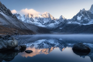 雪山天池湖泊倒影
