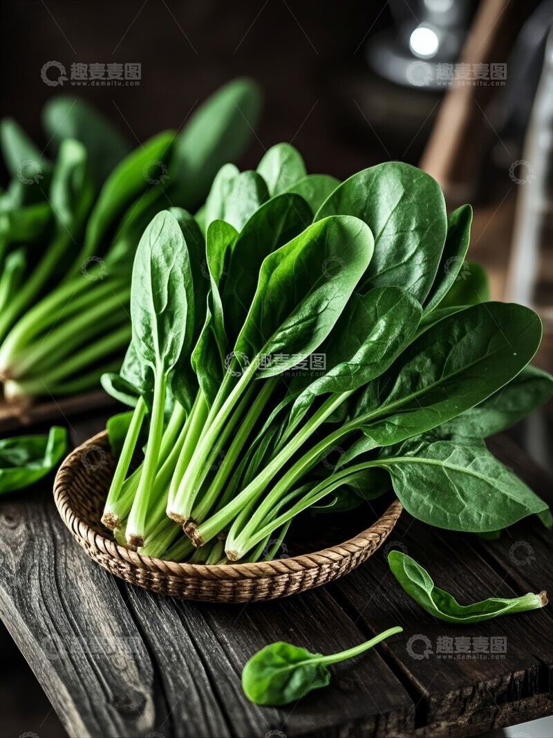 高清大图下载【趣麦麦图】新鲜菠菜置于竹篮中