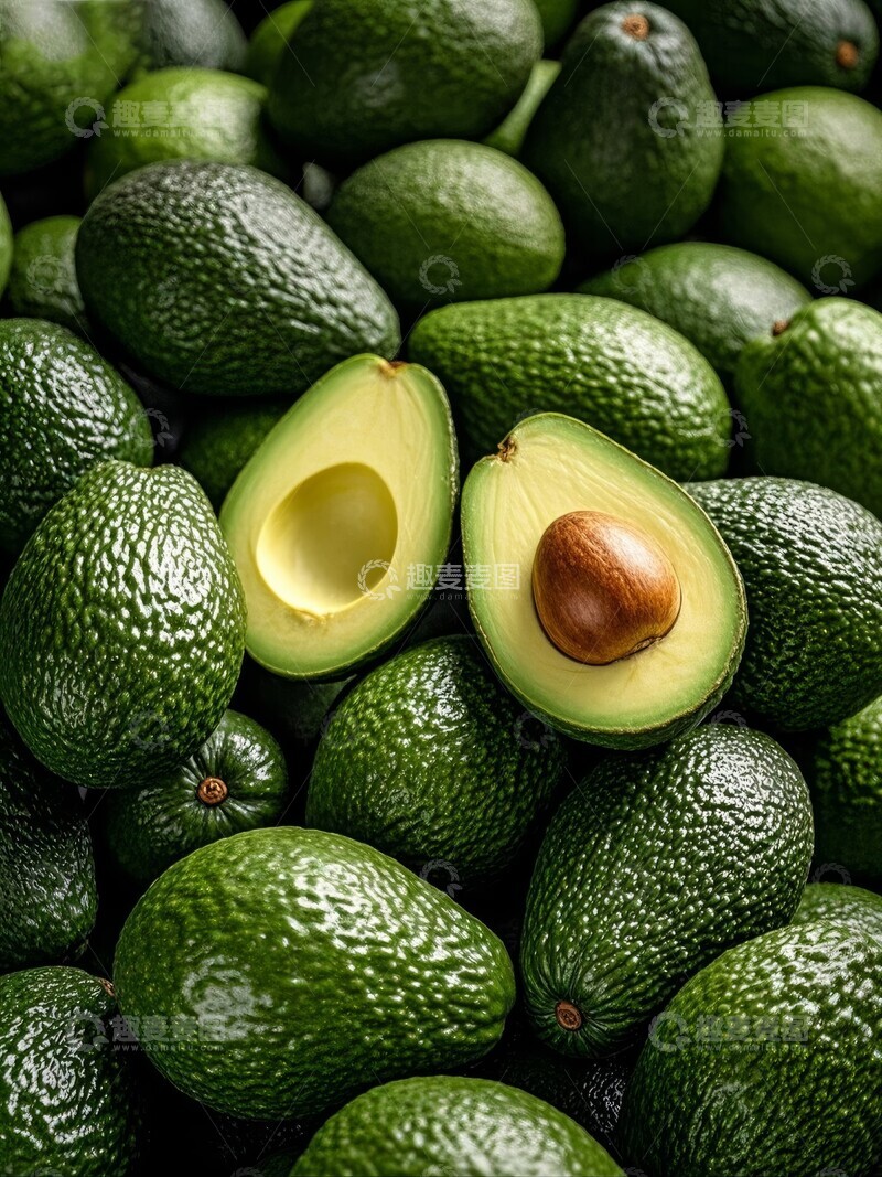 高清大图下载【趣麦麦图】新鲜牛油果堆叠，一个切开展示果核