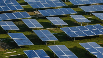 户外草地太阳能电池板阵列3