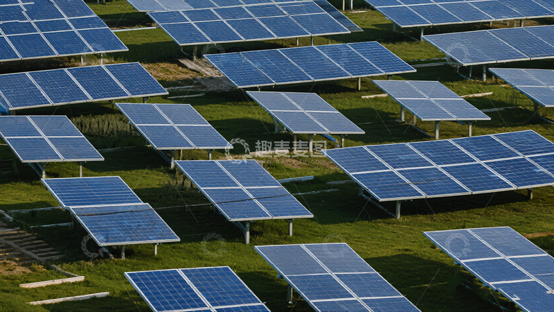 高清大图下载【趣麦麦图】-户外草地太阳能电池板阵列3