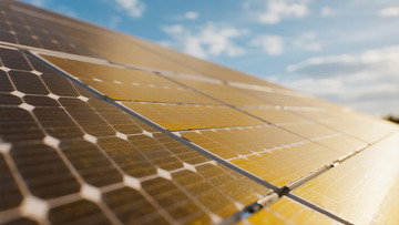 夕阳下的大型太阳能电池板