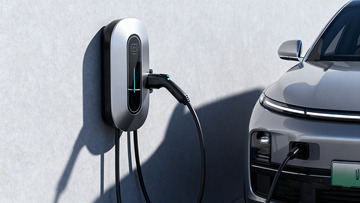 银色电动汽车充电桩旁充电2