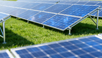 太阳能板能源场景户外草地高清商业照片