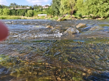 下雨后清澈的小溪