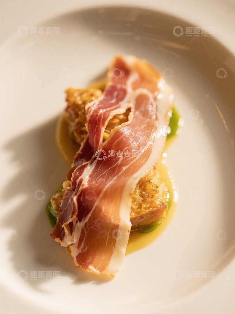 高清大图下载【趣麦麦图】厨师摆盘火腿配面包蔬菜