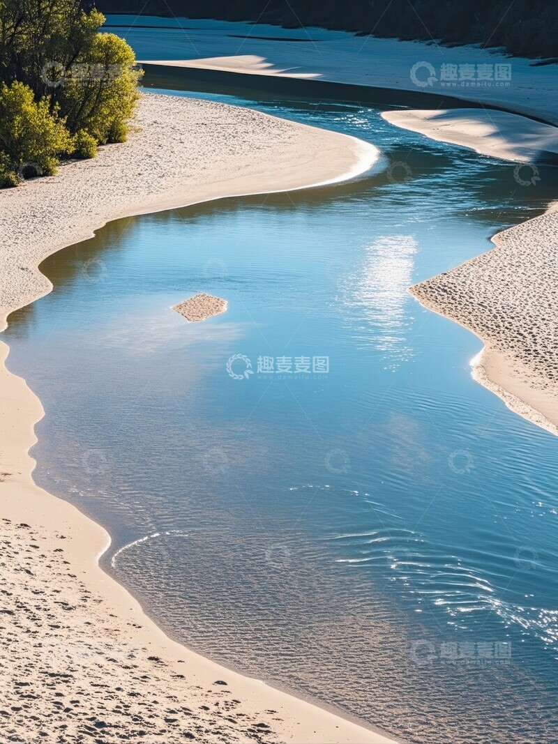 高清大图下载【趣麦麦图】清澈河流穿过沙地峡谷