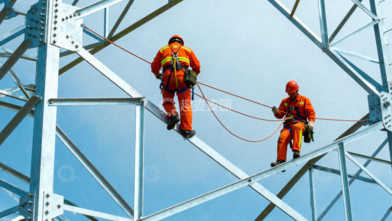 电力工人高空作业场景