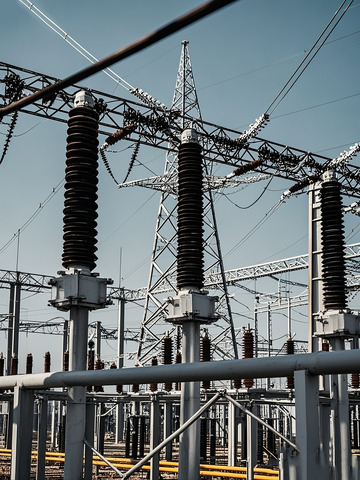 变电站内电力设施景象