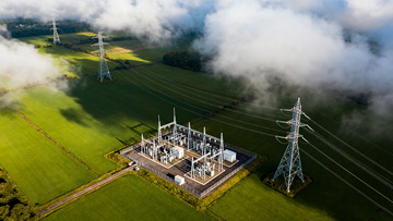 田野中的高压输电与变电站