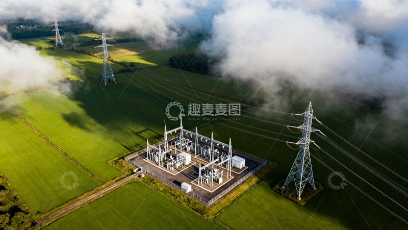高清大图下载【趣麦麦图】田野中的高压输电与变电站