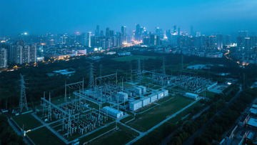 夜幕下的城市变电站景观