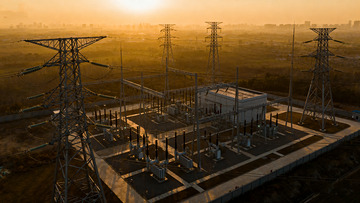 夕阳下的高压输电变电站