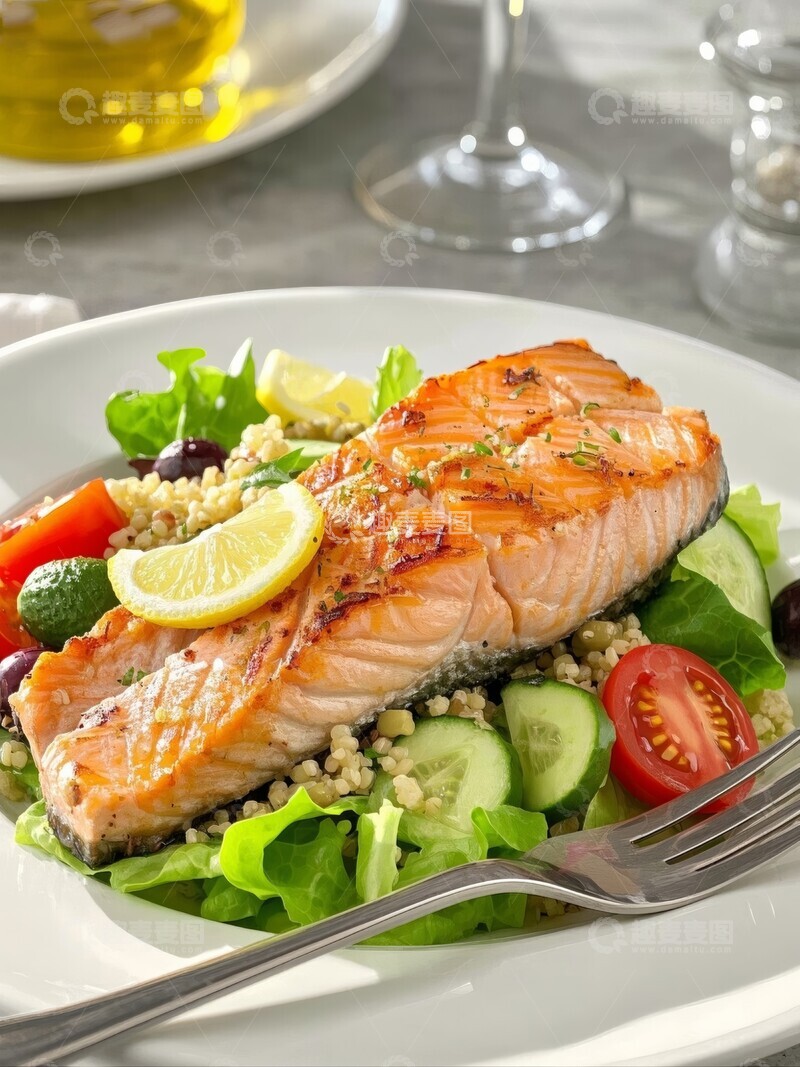 高清大图下载【趣麦麦图】煎三文鱼配柠檬片