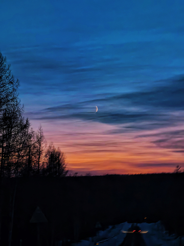 夜色降临，漠河的月亮
