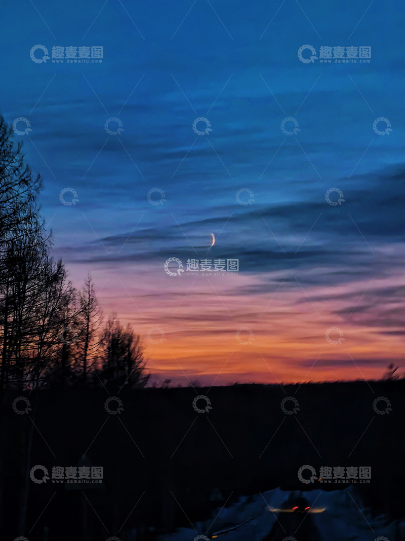 高清大图下载【趣麦麦图】夜色降临，漠河的月亮